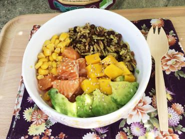 Poke bowl saumon mariné au miso blanc et légumes Poke bowl saumon mariné au miso blanc et légumes